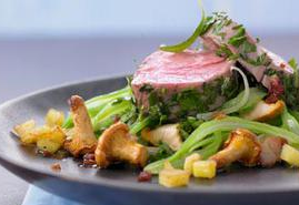 Gebakken kalfsbiefstuk met aardappels en groente